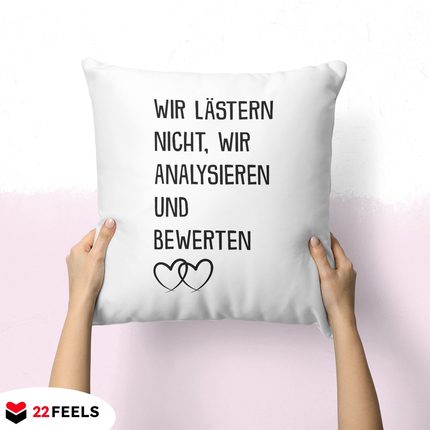 22Feels® Beste Freundin Geschenk - Kissen mit Spruch: Wir lästern nicht (Weiss 40x40cm)-Kissen Weiss 40x40-22Feels