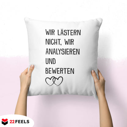22Feels® Beste Freundin Geschenk - Kissen mit Spruch: Wir lästern nicht (Weiss 40x40cm)-Kissen Weiss 40x40-22Feels