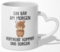 22Feels® Tasse mit Bär Tiermotiv - Büro Geschenkidee - Kummer und Sorgen Spruch (Herzhenkel, Weiss, 320ml)-Tasse Weiss Herzhenkel 320ml-22Feels