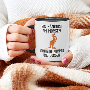 22Feels® Tasse mit Känguru Tiermotiv - Büro Geschenkidee - Spruch: Kummer und Sorgen (Weiss-Schwarz, 320ml)-TwoTone Tasse Weiss-Schwarz 320ml-22Feels