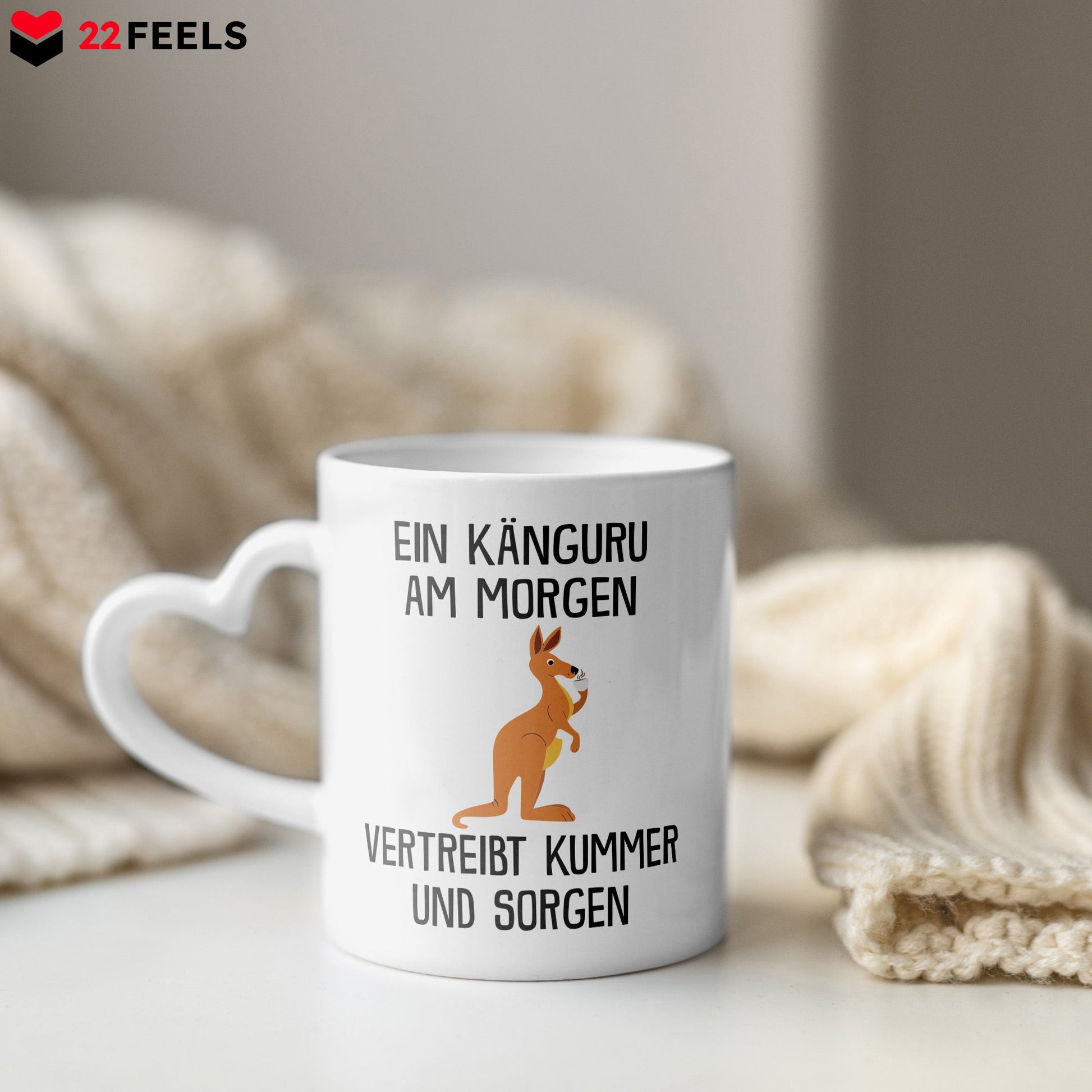 22Feels® Tasse mit Känguru Tiermotiv - Büro Geschenkidee - Spruch: Kummer und Sorgen (Herzhenkel, Weiss, 320ml)-Tasse Weiss Herzhenkel 320ml-22Feels