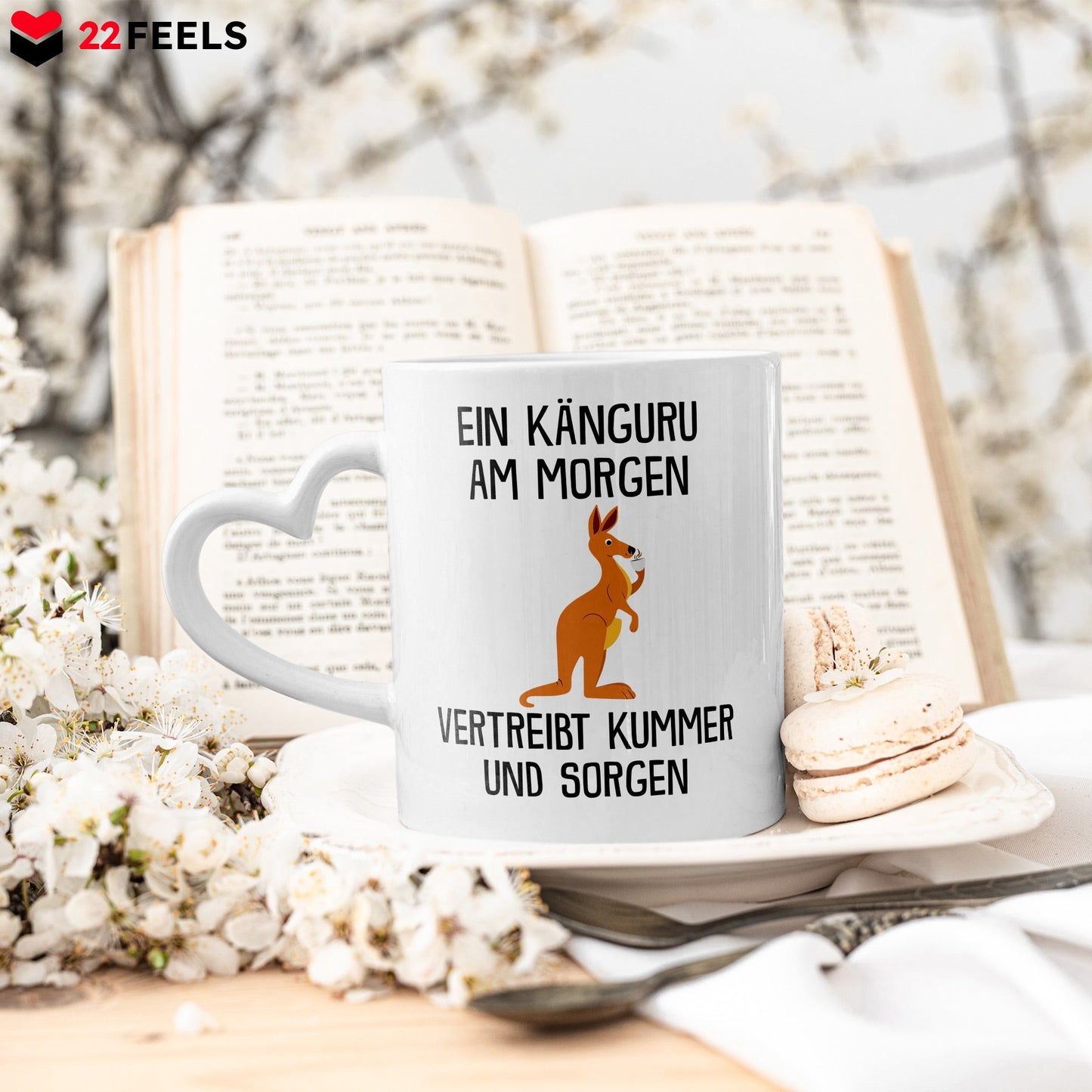 22Feels® Tasse mit Känguru Tiermotiv - Büro Geschenkidee - Spruch: Kummer und Sorgen (Herzhenkel, Weiss, 320ml)-Tasse Weiss Herzhenkel 320ml-22Feels