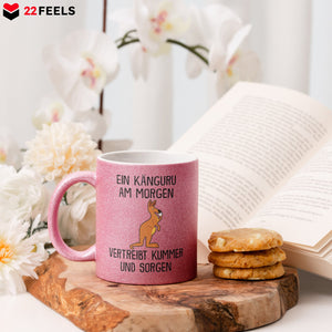 22Feels® Glitzertasse mit Känguru Tiermotiv - Büro Geschenkidee - Spruch: Kummer und Sorgen (Pink, 320ml)-Glitzertasse Pink 320ml-22Feels