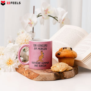 22Feels® Glitzertasse mit Känguru Tiermotiv - Büro Geschenkidee - Spruch: Kummer und Sorgen (Pink, 320ml)-Glitzertasse Pink 320ml-22Feels