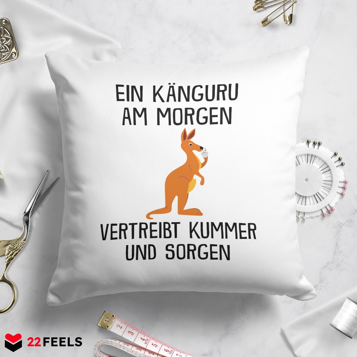 22Feels® Kissen mit Känguru Tiermotiv - Büro Geschenkidee - Spruch: Kummer und Sorgen (Weiss, 40x40cm)-Kissen Weiss 40x40-22Feels
