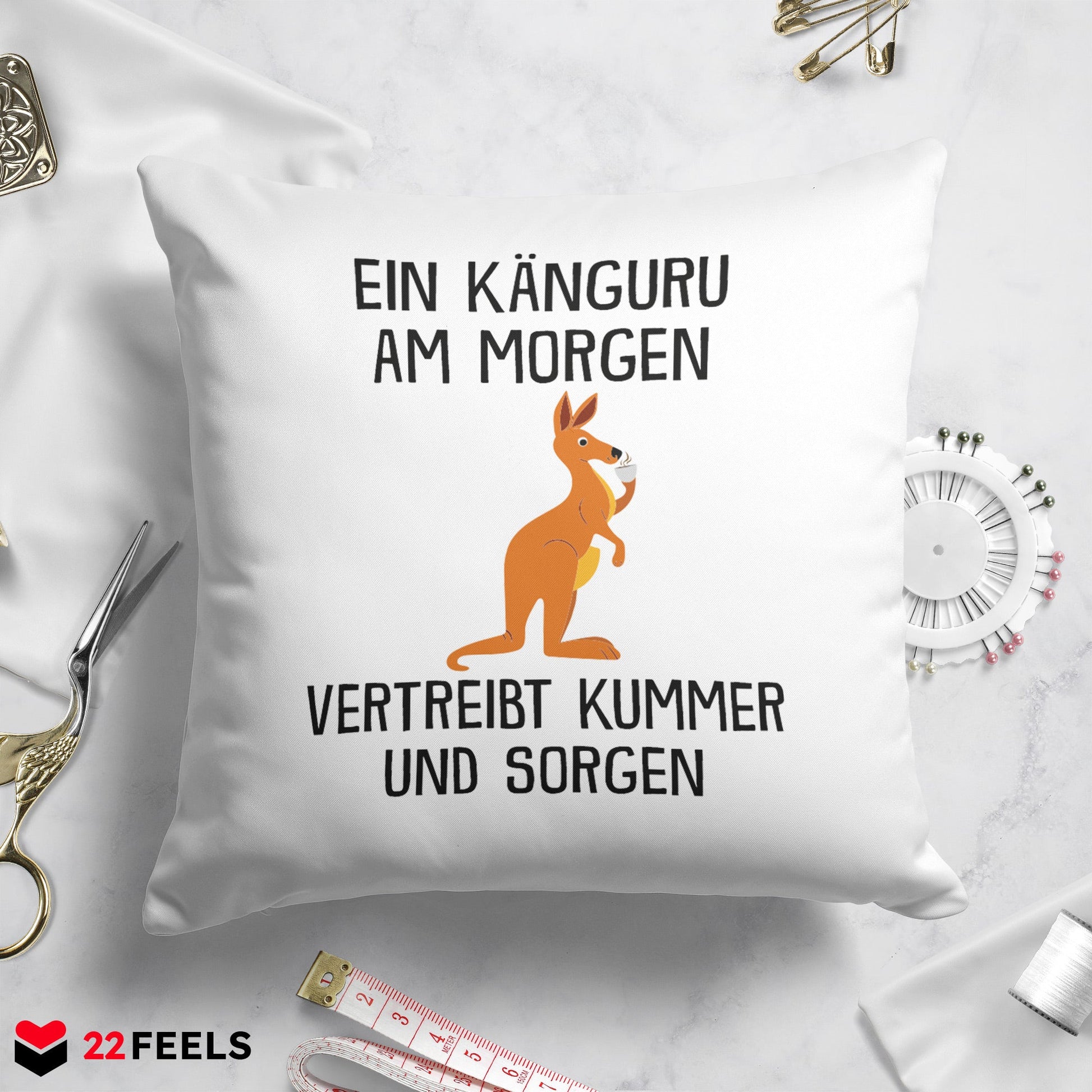 22Feels® Kissen mit Känguru Tiermotiv - Büro Geschenkidee - Spruch: Kummer und Sorgen (Weiss, 40x40cm)-Kissen Weiss 40x40-22Feels