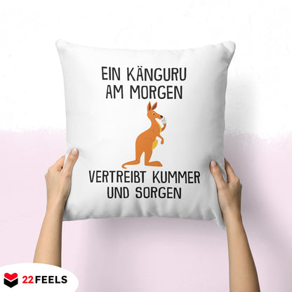22Feels® Kissen mit Känguru Tiermotiv - Büro Geschenkidee - Spruch: Kummer und Sorgen (Weiss, 40x40cm)-Kissen Weiss 40x40-22Feels
