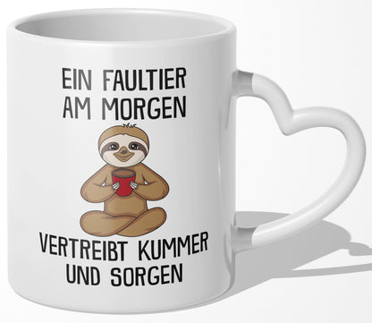 22Feels® Tasse mit Faultier Tiermotiv - Büro Geschenkidee - Spruch: Kummer und Sorgen (Herzhenkel, Weiss, 320ml)-Tasse Weiss Herzhenkel 320ml-22Feels