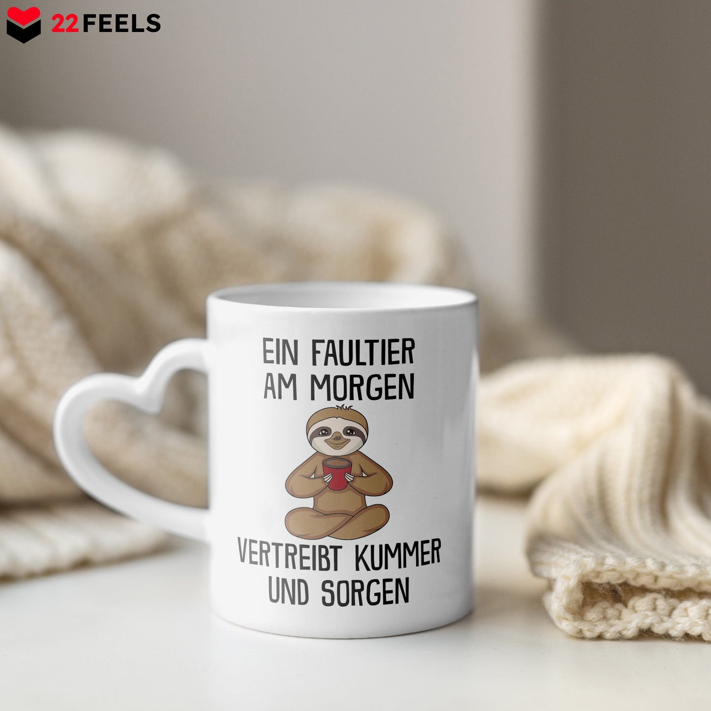22Feels® Tasse mit Faultier Tiermotiv - Büro Geschenkidee - Spruch: Kummer und Sorgen (Herzhenkel, Weiss, 320ml)-Tasse Weiss Herzhenkel 320ml-22Feels