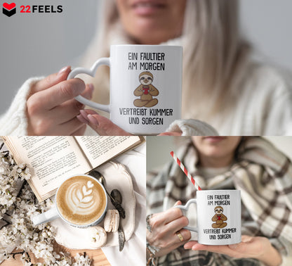 22Feels® Tasse mit Faultier Tiermotiv - Büro Geschenkidee - Spruch: Kummer und Sorgen (Herzhenkel, Weiss, 320ml)-Tasse Weiss Herzhenkel 320ml-22Feels