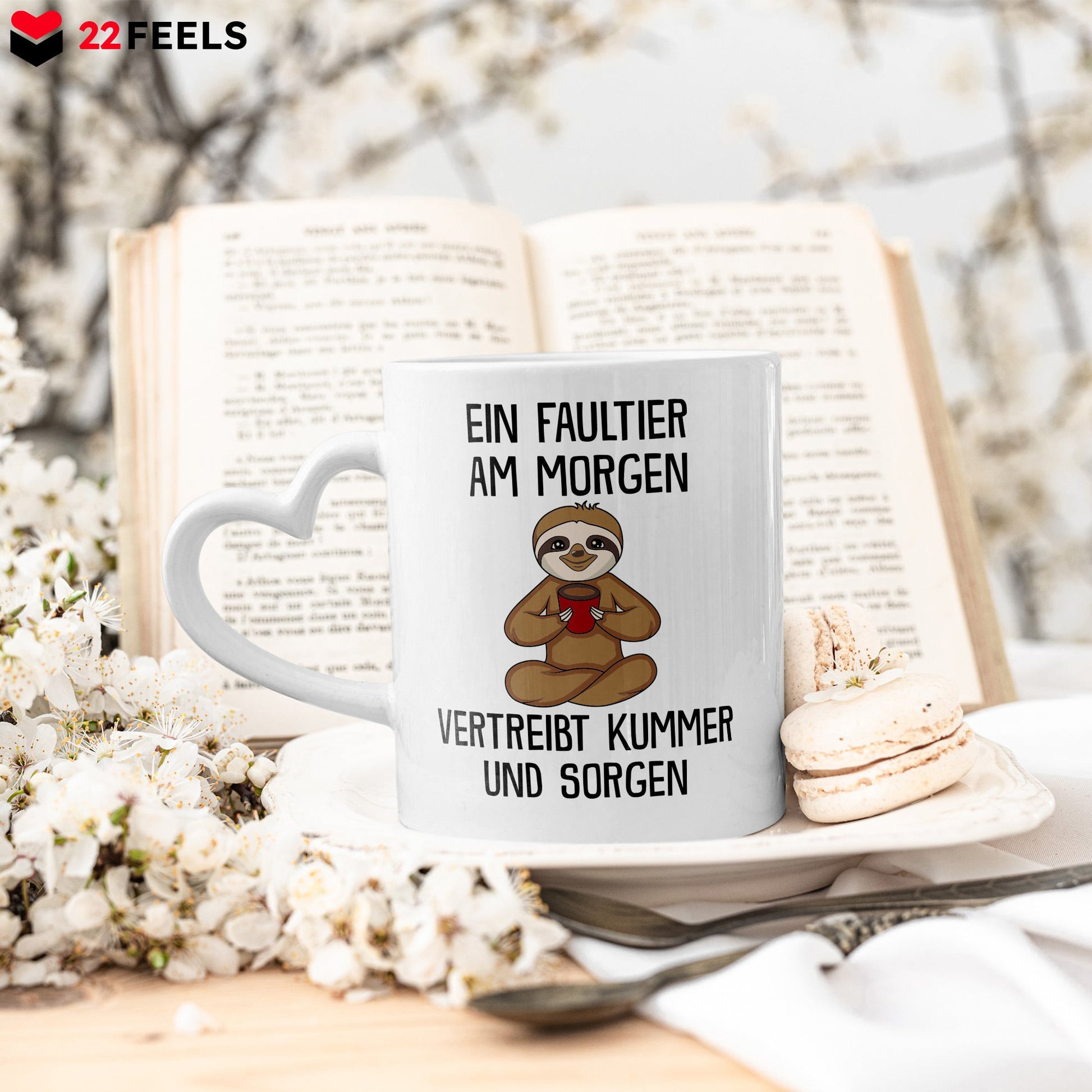 22Feels® Tasse mit Faultier Tiermotiv - Büro Geschenkidee - Spruch: Kummer und Sorgen (Herzhenkel, Weiss, 320ml)-Tasse Weiss Herzhenkel 320ml-22Feels