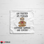 22Feels® Kissen mit Faultier Tiermotiv - Büro Geschenkidee - Spruch: Kummer und Sorgen (Weiss, 40x40cm)-Kissen Weiss 40x40-22Feels