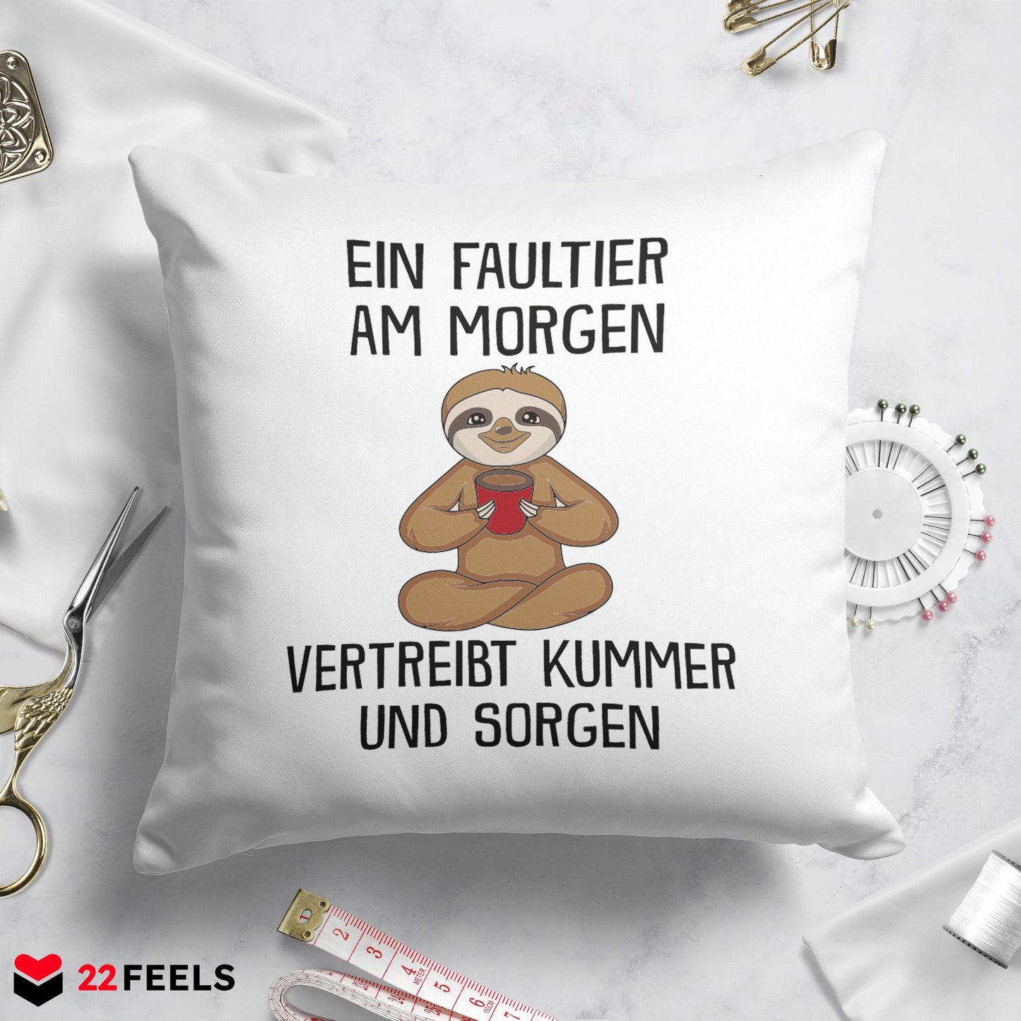 22Feels® Kissen mit Faultier Tiermotiv - Büro Geschenkidee - Spruch: Kummer und Sorgen (Weiss, 40x40cm)-Kissen Weiss 40x40-22Feels