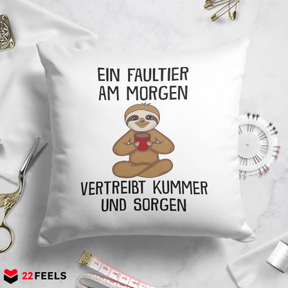 22Feels® Kissen mit Faultier Tiermotiv - Büro Geschenkidee - Spruch: Kummer und Sorgen (Weiss, 40x40cm)-Kissen Weiss 40x40-22Feels