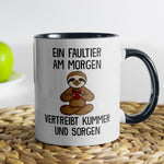 22Feels® Tasse mit Faultier Tiermotiv - Büro Geschenkidee - Spruch: Kummer und Sorgen (Weiss-Schwarz, 320ml)-TwoTone Tasse Weiss-Schwarz 320ml-22Feels