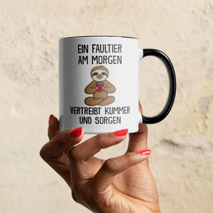 22Feels® Tasse mit Faultier Tiermotiv - Büro Geschenkidee - Spruch: Kummer und Sorgen (Weiss-Schwarz, 320ml)-TwoTone Tasse Weiss-Schwarz 320ml-22Feels