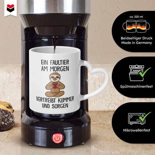 22Feels® Tasse mit Faultier Tiermotiv - Büro Geschenkidee - Spruch: Kummer und Sorgen (Herzhenkel, Weiss, 320ml)-Tasse Weiss Herzhenkel 320ml-22Feels