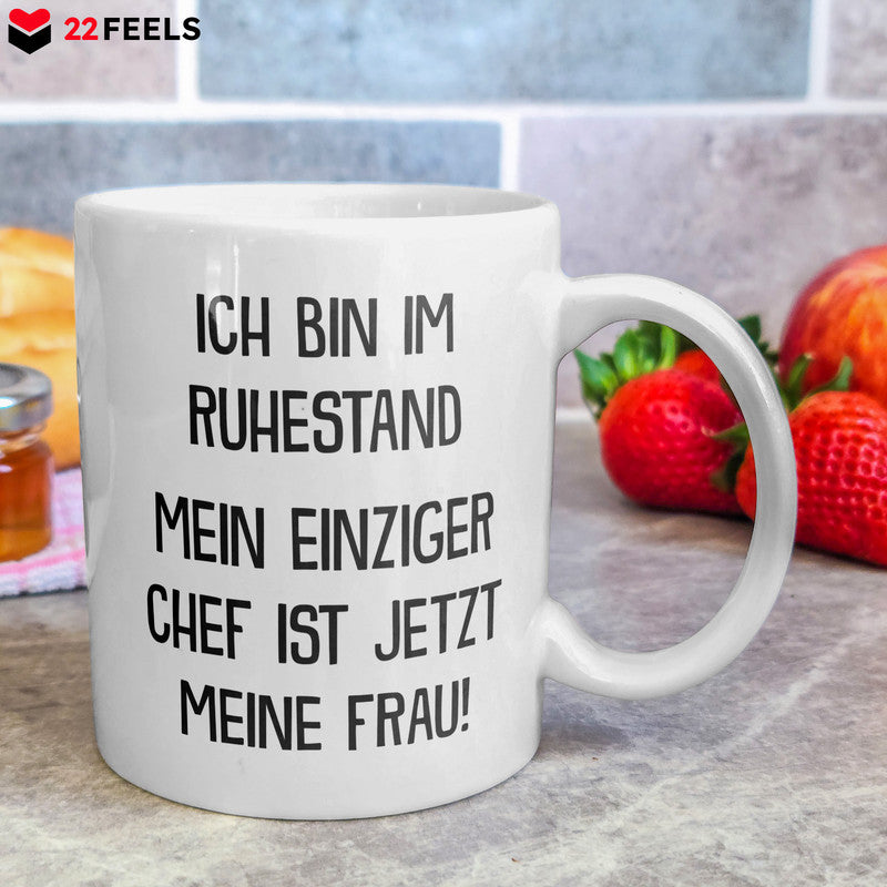 22Feels® Geschenk für Rentner - Tasse mit Spruch: Meine Frau Ist Mein Chef (Weiss, 320ml)-Weisse Tasse 320ml-22Feels