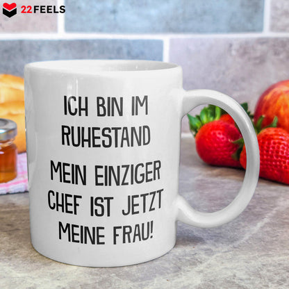 22Feels® Geschenk für Rentner - Tasse mit Spruch: Meine Frau Ist Mein Chef (Weiss, 320ml)-Weisse Tasse 320ml-22Feels