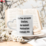 22Feels® Lustige Tasse mit Spruch: - Büro Geschenkidee (Herzhenkel, Weiss, 320ml)-Tasse Weiss Herzhenkel 320ml-22Feels