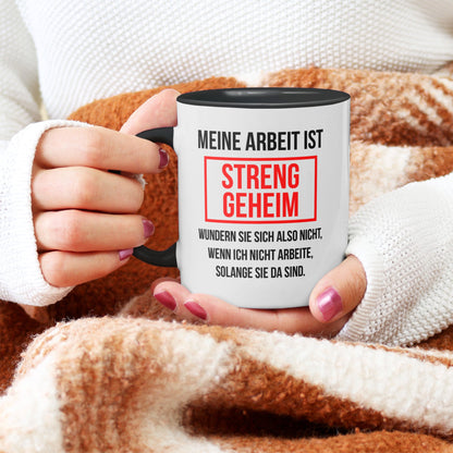 22Feels® Lustige Tasse mit Spruch: Meine Arbeit ist streng geheim - Büro Geschenkidee (Weiss-Schwarz, 320ml)-TwoTone Tasse Weiss-Schwarz 320ml-22Feels