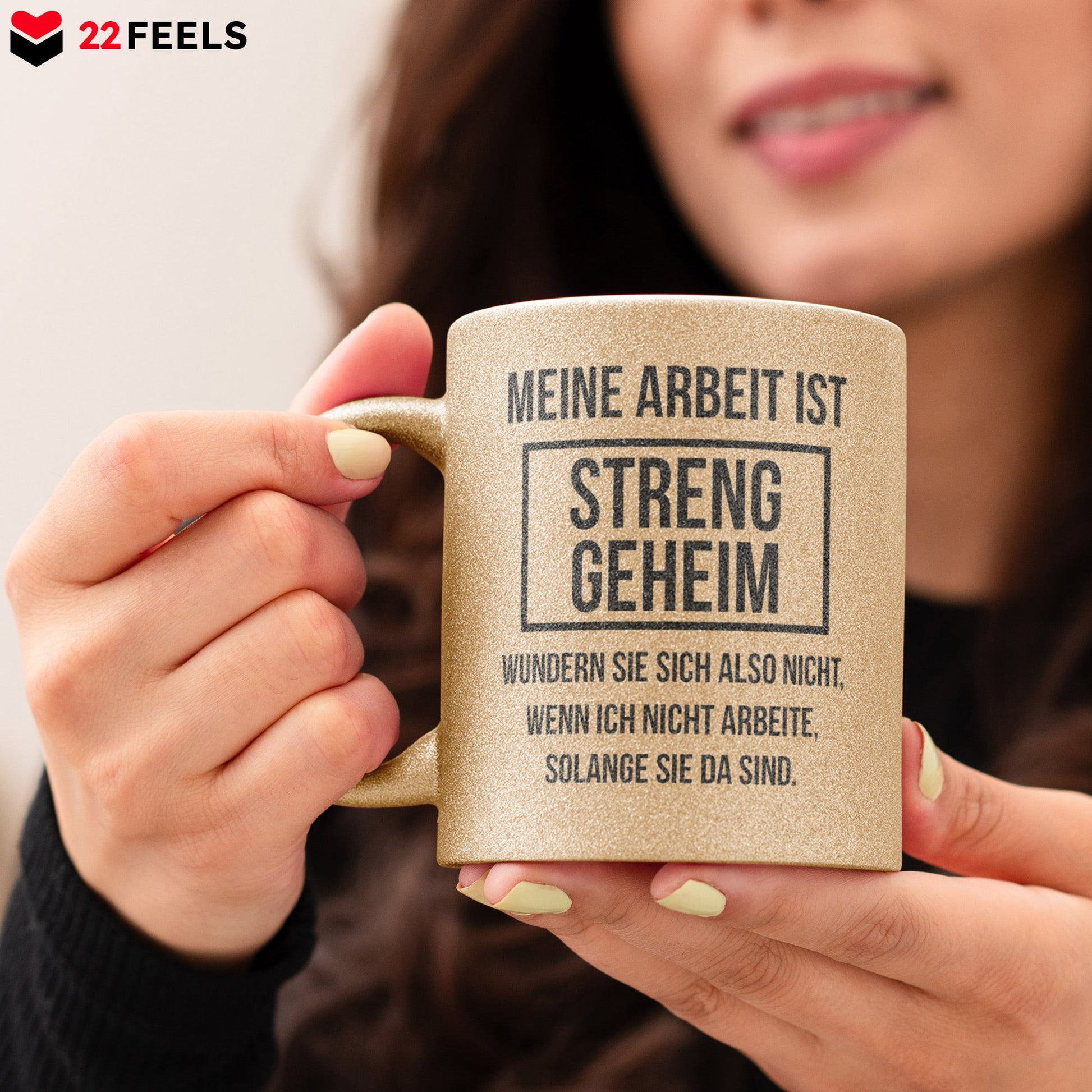 22Feels® Lustige Glitzertasse mit Spruch: Meine Arbeit ist streng geheim - Büro Geschenkidee (Gold, 320ml)-Glitzertasse Gold 320ml-22Feels