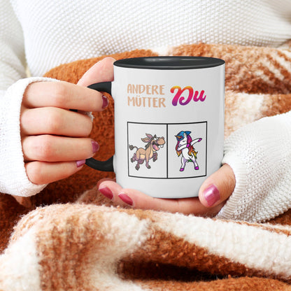 22Feels® Mama Geschenk - Tasse mit Spruch: Andere Mütter Du (Einhorn) (Weiss-Schwarz, 320ml)-TwoTone Tasse Weiss-Schwarz 320ml-22Feels