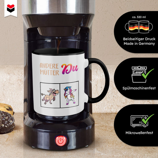 22Feels® Mama Geschenk - Tasse mit Spruch: Andere Mütter Du (Einhorn) (Weiss-Schwarz, 320ml)-TwoTone Tasse Weiss-Schwarz 320ml-22Feels