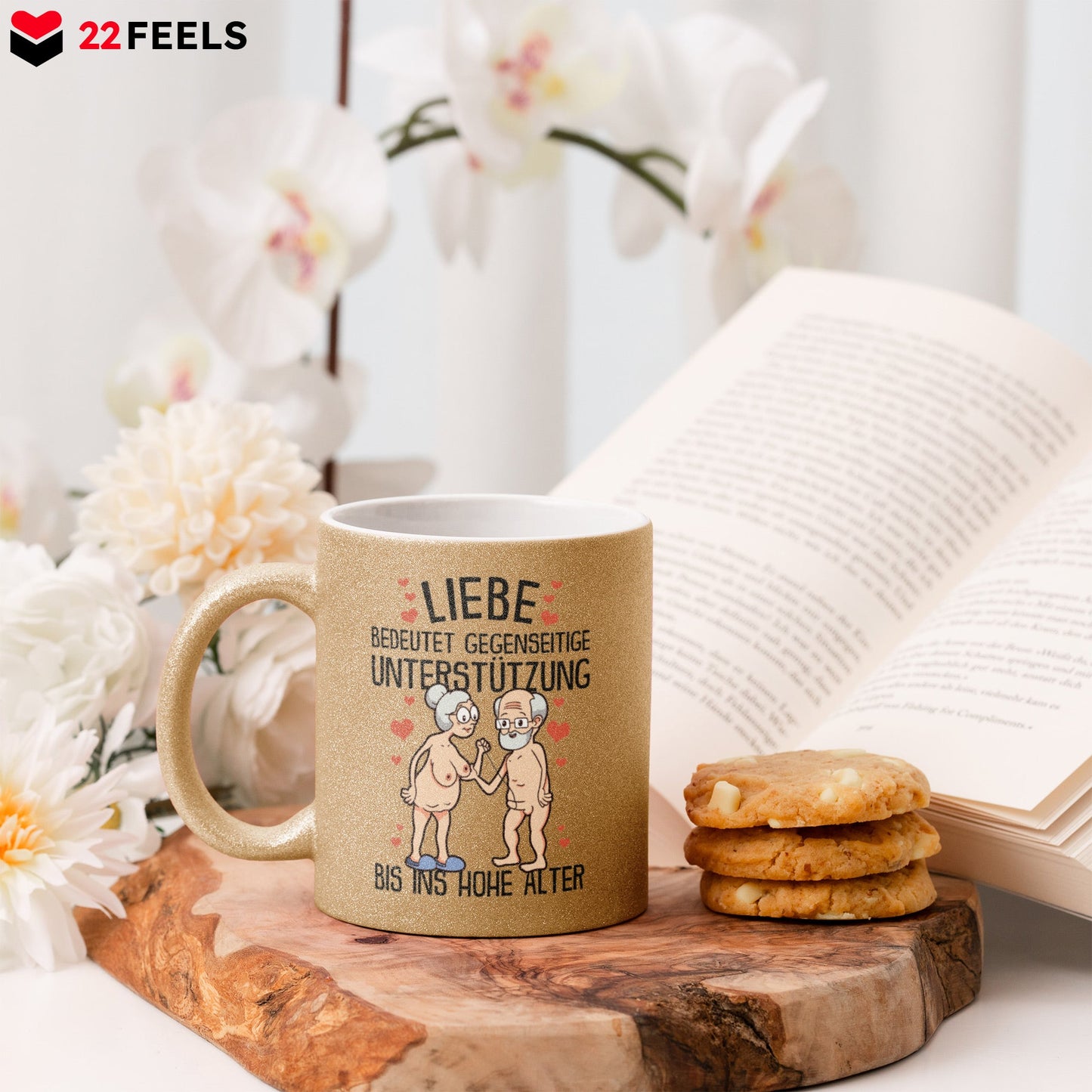 22Feels® Paar Geschenk zum Jahrestag, Hochzeitstag, Valentinstag etc. - Glitzertasse mit Spruch: Liebe bedeutet (Gold, 320ml)-Glitzertasse Gold 320ml-22Feels