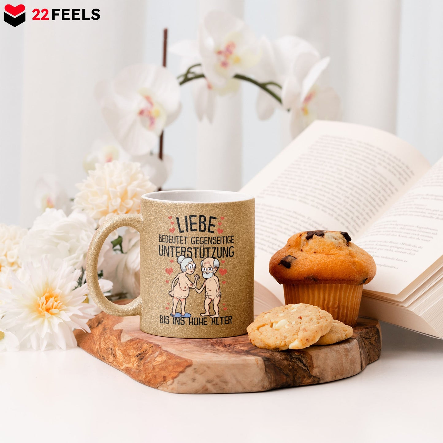 22Feels® Paar Geschenk zum Jahrestag, Hochzeitstag, Valentinstag etc. - Glitzertasse mit Spruch: Liebe bedeutet (Gold, 320ml)-Glitzertasse Gold 320ml-22Feels