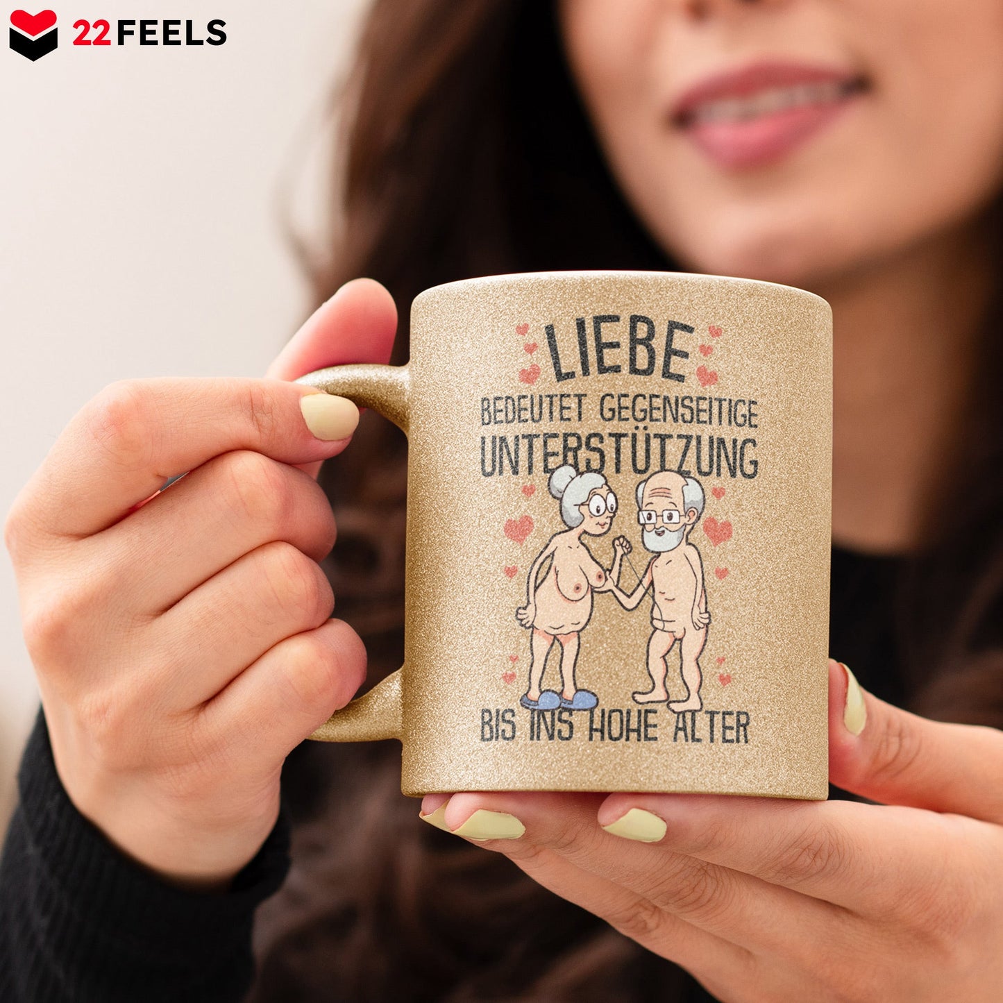 22Feels® Paar Geschenk zum Jahrestag, Hochzeitstag, Valentinstag etc. - Glitzertasse mit Spruch: Liebe bedeutet (Gold, 320ml)-Glitzertasse Gold 320ml-22Feels