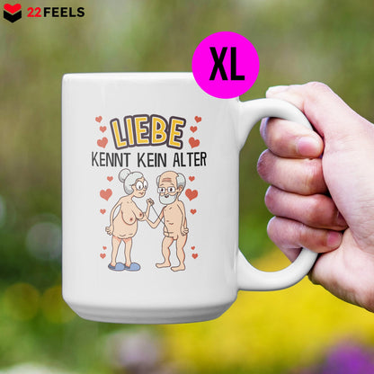 22Feels® Paar Geschenk zum Jahrestag, Hochzeitstag, Valentinstag etc. - XL Tasse mit Spruch: Liebe kennt kein Alter (Weiss, 440ml)-Weisse XL Tasse 440ml-22Feels
