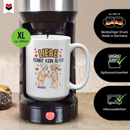22Feels® Paar Geschenk zum Jahrestag, Hochzeitstag, Valentinstag etc. - XL Tasse mit Spruch: Liebe kennt kein Alter (Weiss, 440ml)-Weisse XL Tasse 440ml-22Feels