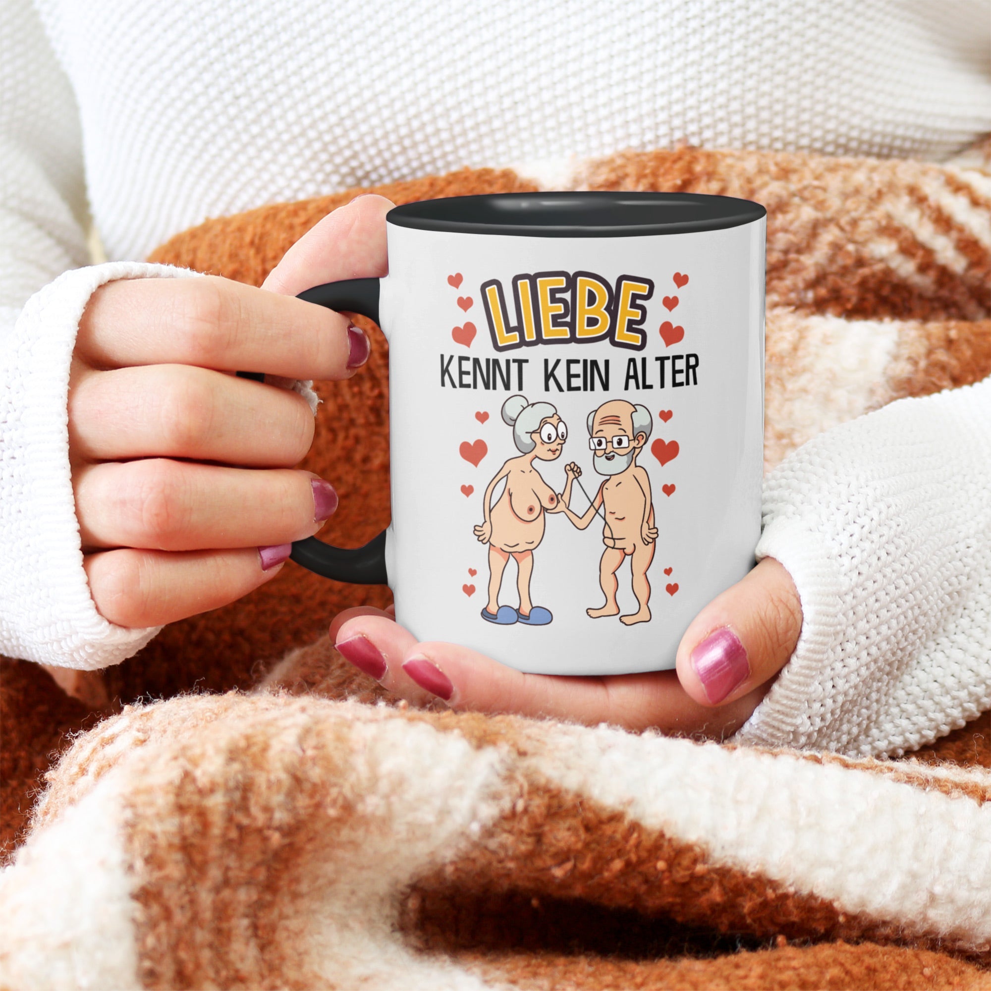 22Feels® Paar Geschenk zum Jahrestag, Hochzeitstag, Valentinstag etc. - Tasse mit Spruch: Liebe kennt kein Alter (Weiss-Schwarz, 320ml)-TwoTone Tasse Weiss-Schwarz 320ml-22Feels