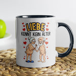 22Feels® Paar Geschenk zum Jahrestag, Hochzeitstag, Valentinstag etc. - Tasse mit Spruch: Liebe kennt kein Alter (Weiss-Schwarz, 320ml)-TwoTone Tasse Weiss-Schwarz 320ml-22Feels