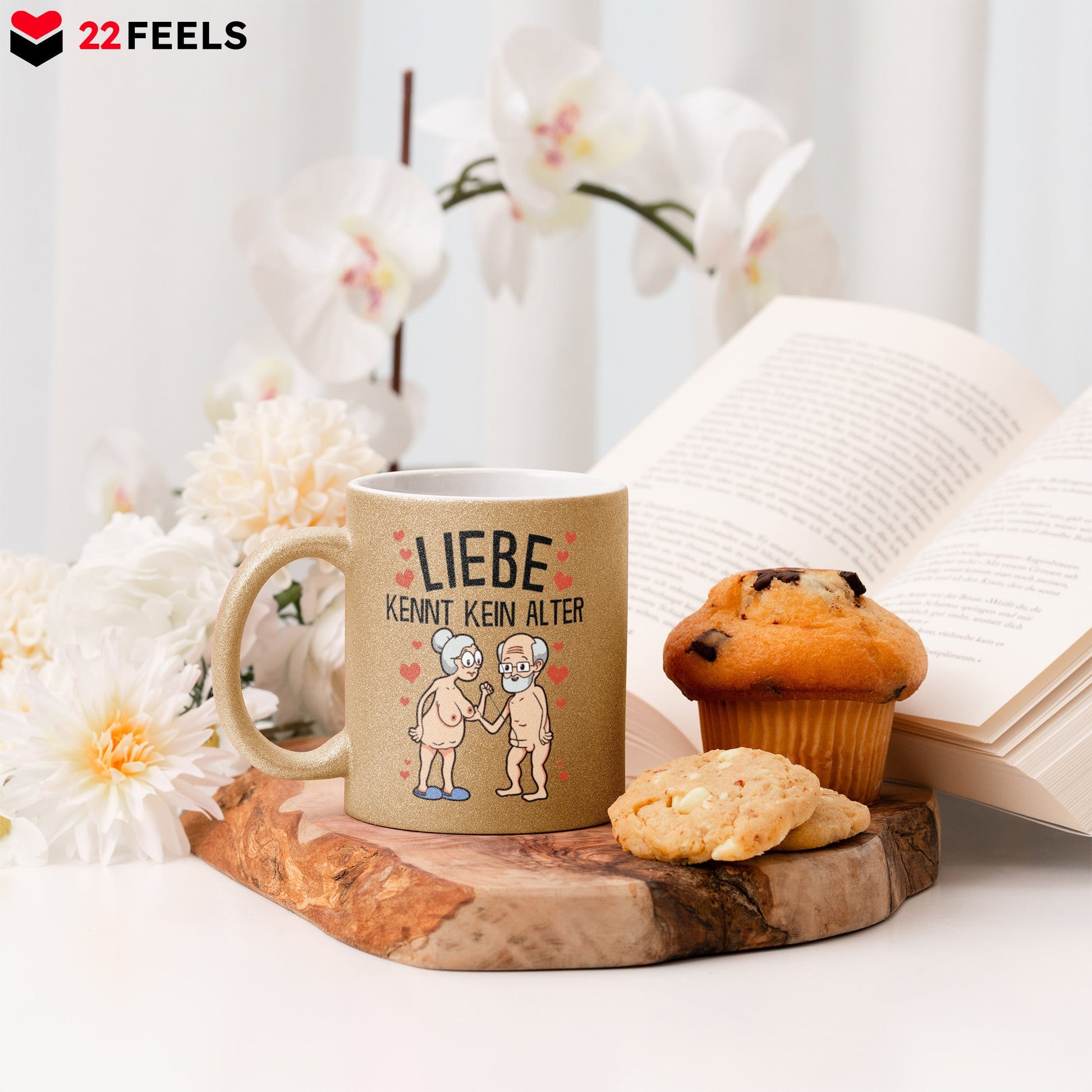 22Feels® Paar Geschenk zum Jahrestag, Hochzeitstag, Valentinstag etc. - Glitzertasse mit Spruch: Liebe kennt kein Alter (Gold, 320ml)-Glitzertasse Gold 320ml-22Feels