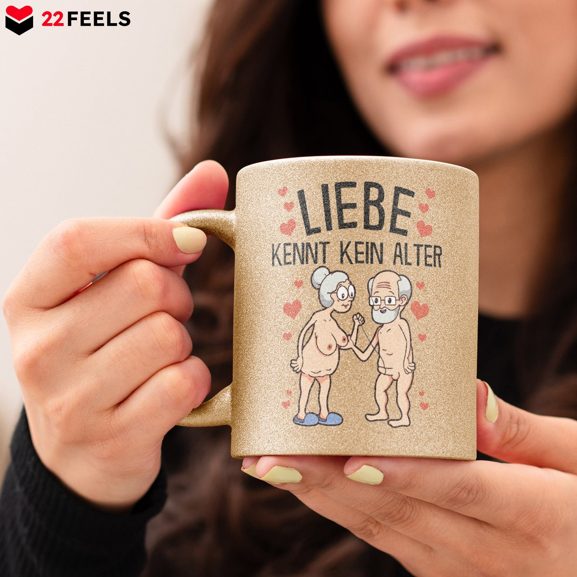 22Feels® Paar Geschenk zum Jahrestag, Hochzeitstag, Valentinstag etc. - Glitzertasse mit Spruch: Liebe kennt kein Alter (Gold, 320ml)-Glitzertasse Gold 320ml-22Feels