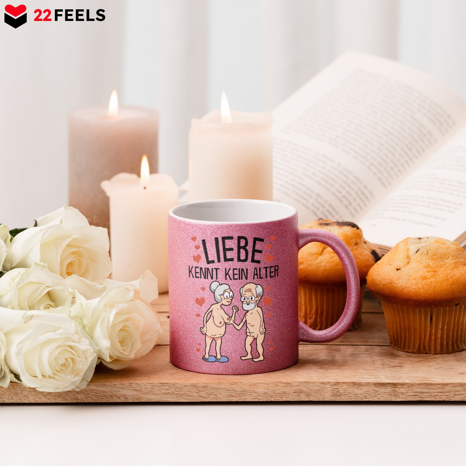 22Feels® Paar Geschenk zum Jahrestag, Hochzeitstag, Valentinstag etc. - Glitzertasse mit Spruch: Liebe kennt kein Alter (Pink, 320ml)-Glitzertasse Pink 320ml-22Feels