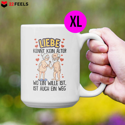 22Feels® Paar Geschenk zum Jahrestag, Hochzeitstag, Valentinstag etc. - XL Tasse mit Spruch: Liebe kennt kein Alter (Weiss, 440ml)-Weisse XL Tasse 440ml-22Feels