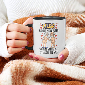 22Feels® Paar Geschenk zum Jahrestag, Hochzeitstag, Valentinstag etc. - Tasse mit Spruch: Liebe kennt kein Alter (Weiss-Schwarz, 320ml)-TwoTone Tasse Weiss-Schwarz 320ml-22Feels