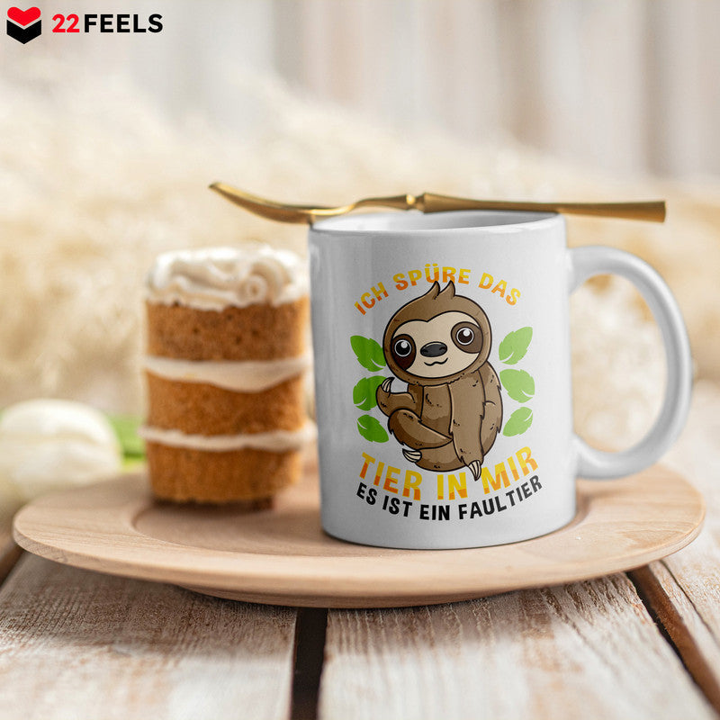 22Feels® Tasse mit Faultier Tiermotiv - Büro Geschenkidee - Spruch: Ich Spüre Das Tier In Mir (Weiss, 320ml)-Weisse Tasse 320ml-22Feels