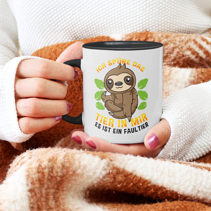 22Feels® Tasse mit Faultier Tiermotiv - Büro Geschenkidee - Spruch: Ich spüre das Tier in mir (Weiss-Schwarz, 320ml)-TwoTone Tasse Weiss-Schwarz 320ml-22Feels