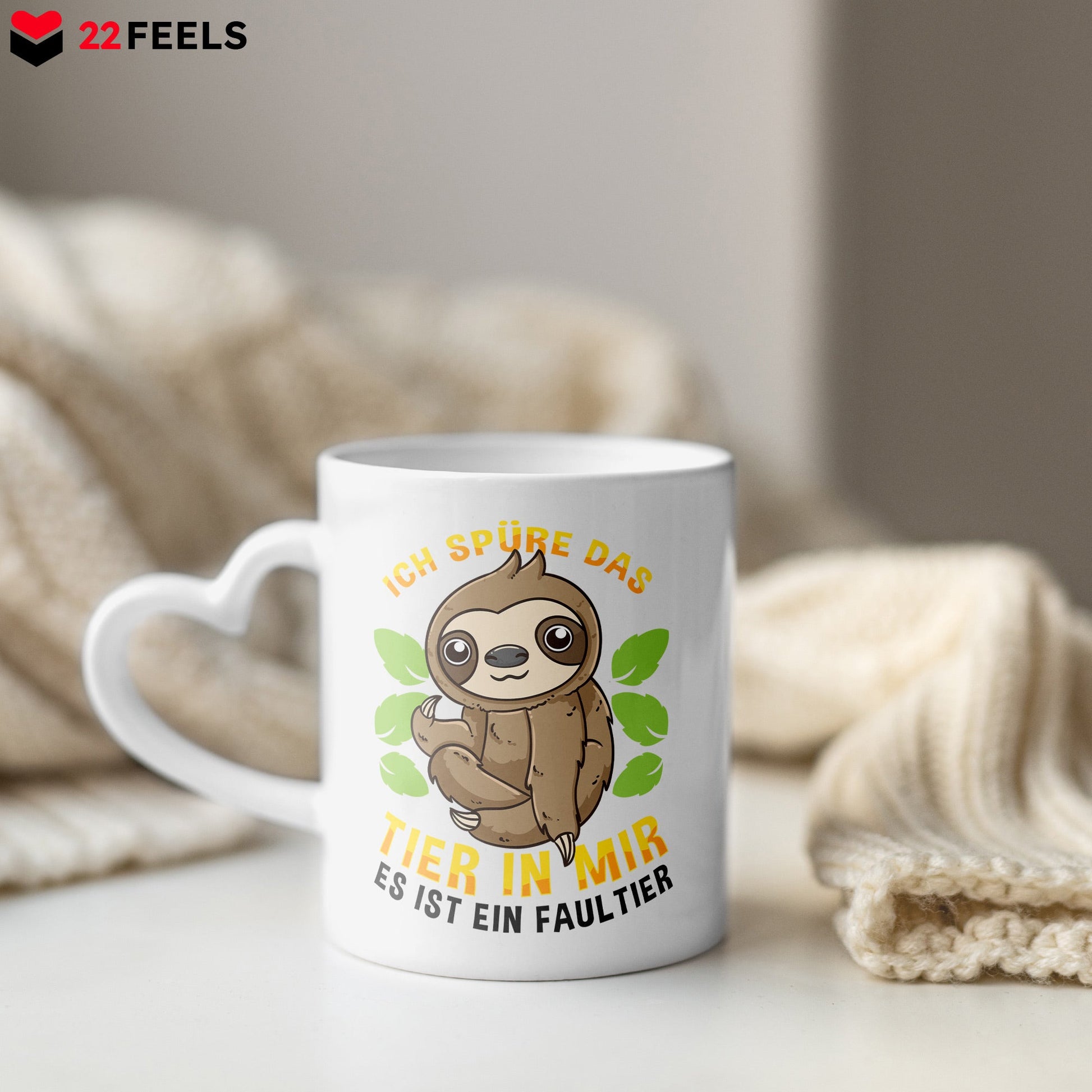 22Feels® Tasse mit Faultier Tiermotiv - Büro Geschenkidee - Spruch: Kummer und Sorgen (Herzhenkel, Weiss, 320ml)-Tasse Weiss Herzhenkel 320ml-22Feels