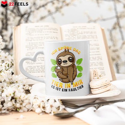 22Feels® Tasse mit Faultier Tiermotiv - Büro Geschenkidee - Spruch: Kummer und Sorgen (Herzhenkel, Weiss, 320ml)-Tasse Weiss Herzhenkel 320ml-22Feels