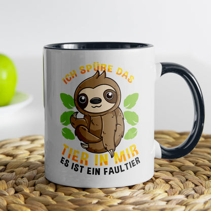 22Feels® Tasse mit Faultier Tiermotiv - Büro Geschenkidee - Spruch: Ich spüre das Tier in mir (Weiss-Schwarz, 320ml)-TwoTone Tasse Weiss-Schwarz 320ml-22Feels
