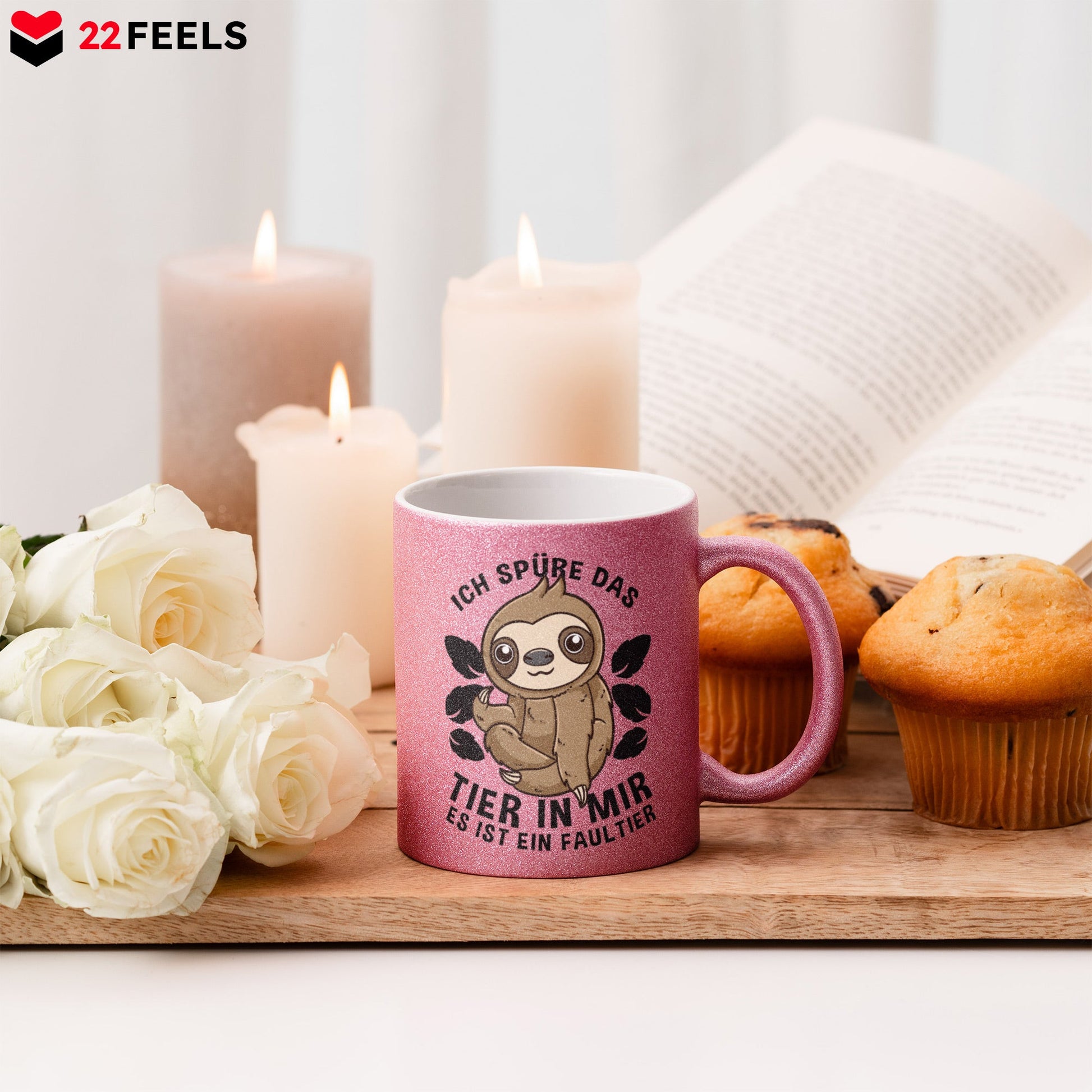 22Feels® Glitzertasse mit Faultier Tiermotiv - Büro Geschenkidee - Spruch: Ich spüre das Tier in mir (Pink, 320ml)-Glitzertasse Pink 320ml-22Feels