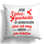22Feels® Pärchen Geschenk zum Jahrestag, Hochzeitstag, Valentinstag etc. - Kissen mit Spruch: Jede Liebesgeschichte (Weiss 40x40cm)-Kissen Weiss 40x40-22Feels