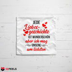 22Feels® Pärchen Geschenk zum Jahrestag, Hochzeitstag, Valentinstag etc. - Kissen mit Spruch: Jede Liebesgeschichte (Weiss 40x40cm)-Kissen Weiss 40x40-22Feels