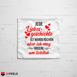 22Feels® Pärchen Geschenk zum Jahrestag, Hochzeitstag, Valentinstag etc. - Kissen mit Spruch: Jede Liebesgeschichte (Weiss 40x40cm)-Kissen Weiss 40x40-22Feels