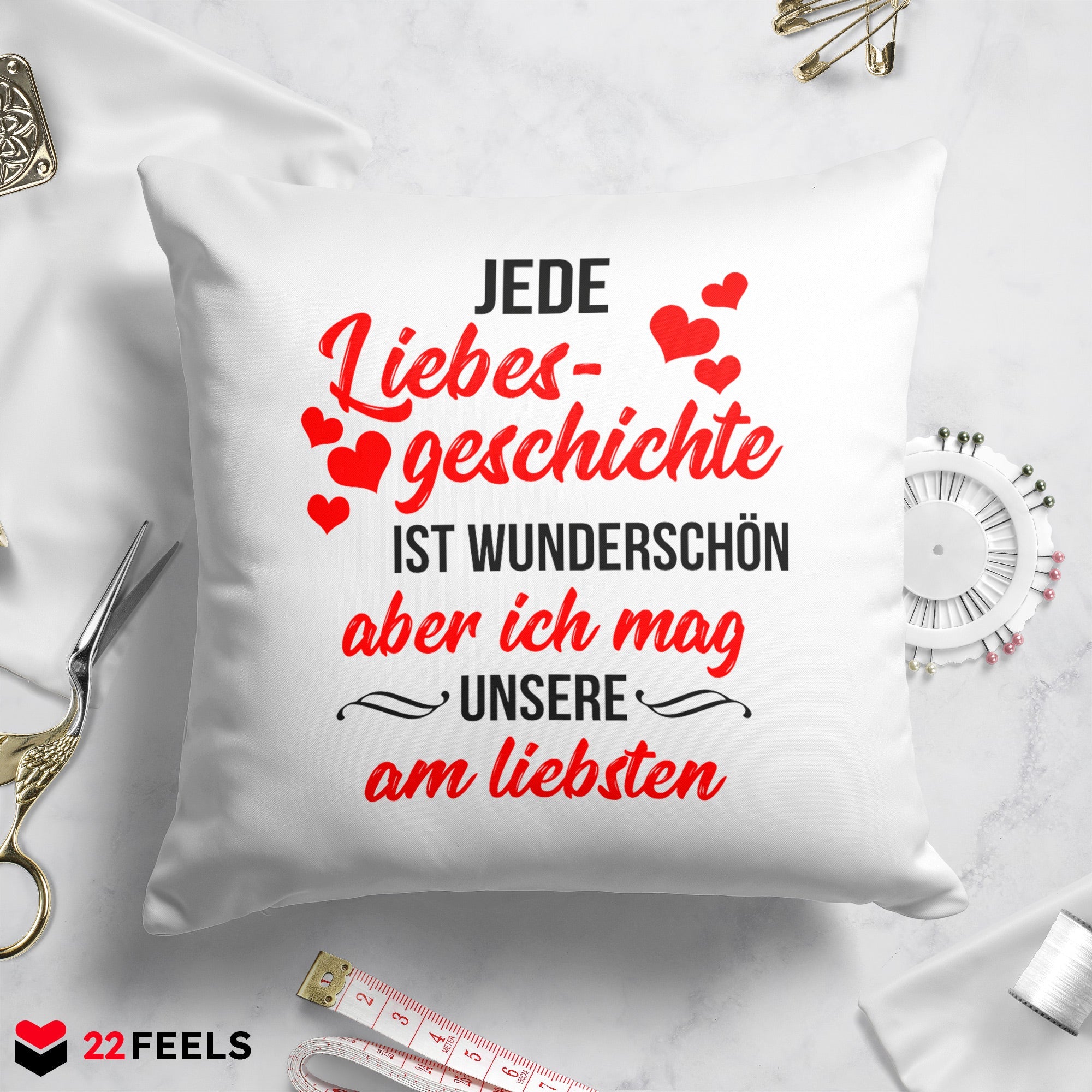 22Feels® Pärchen Geschenk zum Jahrestag, Hochzeitstag, Valentinstag etc. - Kissen mit Spruch: Jede Liebesgeschichte (Weiss 40x40cm)-Kissen Weiss 40x40-22Feels